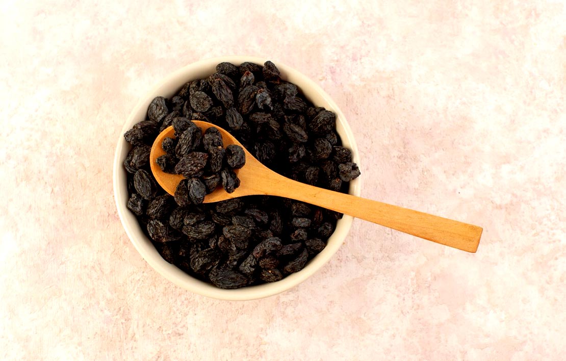 पुरानी खांसी दूर करने में कारगर साबित हो सकती है काली किशमिश, डॉक्टर से